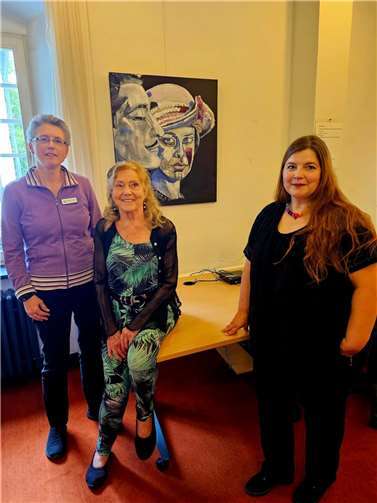 von (l.n.r).: Gisela Franz (Stadtbibliothek), Eva-Maria Kreuter (Are-Gilde), Manuela Käßmair.  Foto:Werner W. Steber