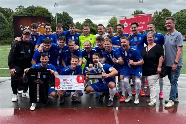 (von rechts) Bürgermeister Peter Jung und Sabrina Kagelmann vom städtischen Amt für Schule und Sport gratulieren: über den 1. Platz und die Trophäe beim diesjährigen Deichstadtpokal freute sich der HSV Neuwied sichtlich.Foto: Jenny Jung
