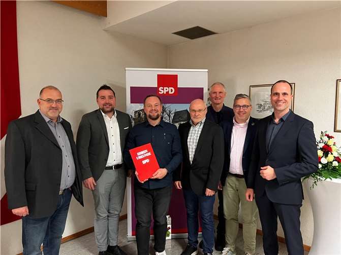 von rechts: Clemens Hoch, Karsten Lucke, Ralf Schwarz, Günter Luxemburger, Michael Schmitz, Benedikt Oster, Marcus Welling.  Foto: SPD Welling