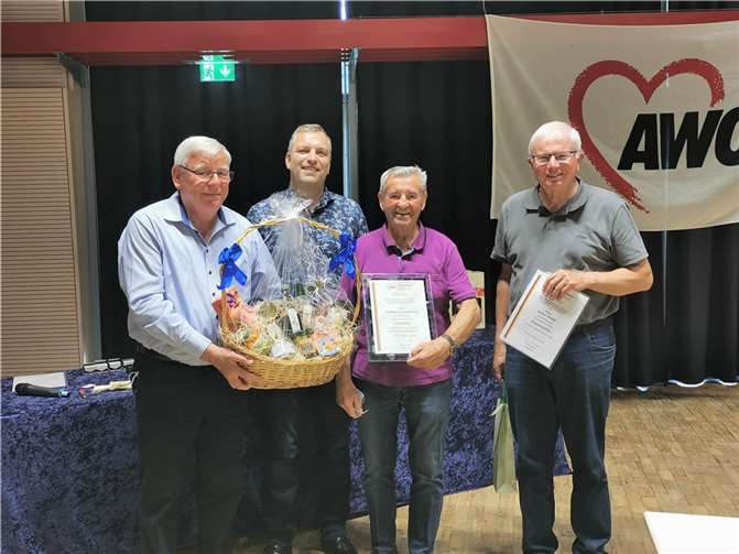 von rechts. Ehrung Anton Reiter für die Jahrzehnte lange Arbeit als Kassenprüfer und Wolfgang Kaschner für 31 Jahre verantwortungsvolle Arbeit als Kassierer, Vorsitzender Michael Walo, stellv. Vorsitzender Karl Nachtsheim.
