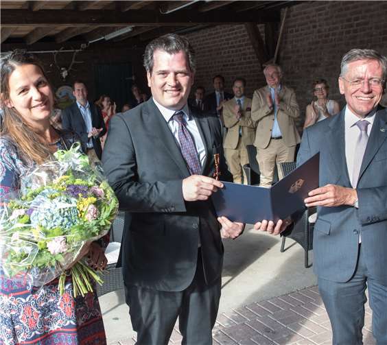 (von rechts): Landrat Hans-Jürgen Petrauschke mit Prof. Dr. Franziskus Freiherr von Heereman und dessen Ehefrau Elisabeth. Foto: Stefan Büntig/Rhein-Kreis Neuss