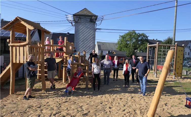 (von rechts nach links): Bürgermeister Frank Eulberg, Herr Andreas Neu (NASPA Selters), Frau Christin Lieber (KSK Selters), Frau Kim Hofmann (Westerwaldbank Selters), Herr Arnold Friedrich (KUMM-Beton), Frau Julia Preußer (EVM Koblenz), Frau Stefanie Hombach-Weisenfeld (Zimmerei Weisenfeld), viele Kinder mit ihren Eltern.
