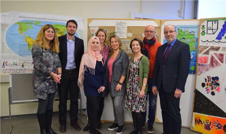 von rechts nach links: Schulleiter Axel Lischewski, Abteilungsleiter Elmar Kanschik, Christina Andronache, Katja Schick, Stefanie Hackner, Sarah Mourtada, Dr. Martin Correll und Andrea Oosterdyk.Kreisverwaltung