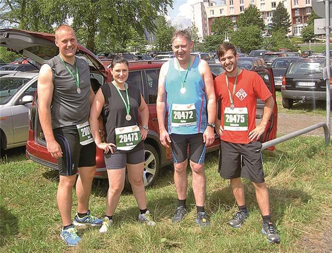 von rechts nach links: Sohn Sebastian (23), Vater Dieter (56), Tochter Kerstin (29) und Schwiegersohn Maik (29).privat