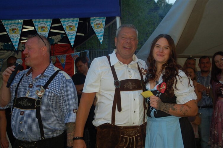 von rechts nach links: Wiesenliesel Lena Manheller und Wiesensepp Norbert Mandt