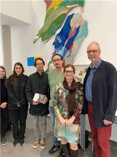von rechts nach links zu sehen: Stefan Kindel, Elke Pfaffmann, Michael Bertram (Kunst-Lehrkraft), Marco Sommer (Kunstlehrkraft) sowie zwei Schülerinnen aus der MSS-Stufe 11: Alina Renken und Stefanie Siegloff.  Foto: Sylvia Langen