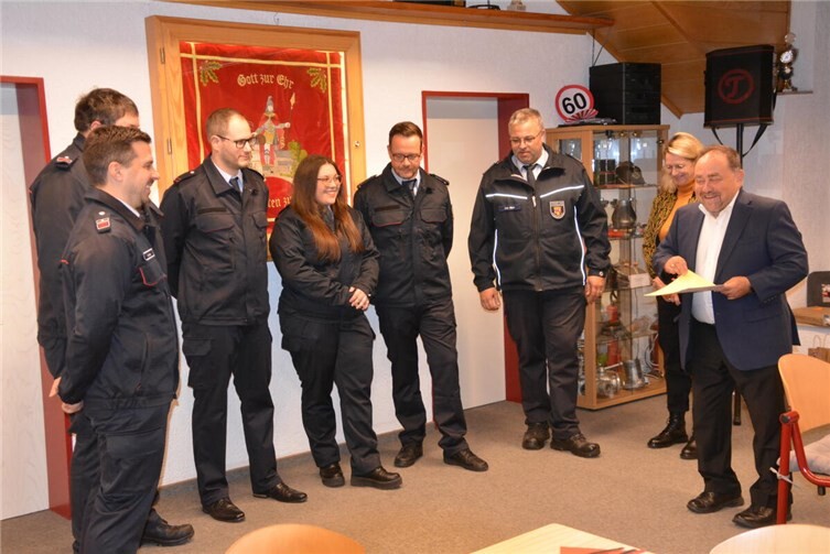 von v.l.n.r.Wehrführer Jens Kuhn, Stv. Wehrführer Tobias Nauert, Sebastian Egger, Celina Kriegesmann, Stephan Severin, Wehrleiter Udo Mohr, Ortsbürgermeisterin Corinna Behrendt und Verbandsbürgermeister Alfred Schomisch bei der Verpflichtung der neuen Mitglieder Fotos: privat