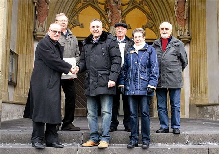 vordere Reihe: Horst Adams (Vorsitzender), 200. Mitglied Bernd Wey, Karin Müller (zweite Vorsitzende); hintere Reihe: Karl-Rolf Weinand (Kassierer) Ottmar Gemein und Reiner Oettgen (Beisitzer). privat