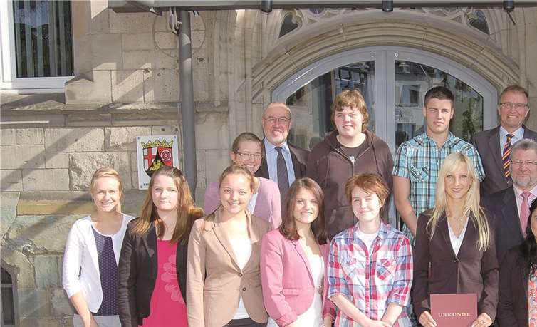 vordere Reihe (v.l.n.r): Elli Paul (KfB), Sarah Bodmann (Praktikantin FOS), Nadine Hildebrand (Kreisinspektoranwärterin), Marie-Christin Runkel (KfB), Jennifer Söhngen (Industriemechanikerin), Lisa Schubert (KI), Christoph Becker (Personalratsvorsitzender), Nazmiye Kaldirim (VfA), Ausbildungsleiter Oliver Honnef, Valerie Helmes (KI). Hintere Reihe: Ruth Friesen (KfB), Büroleiter Manfred Thran, Sebastian Theiß (Fachinformatiker), Matthias Stopperich (KI), Landrat Rainer Kaul.Kreisverwaltung Neuwied