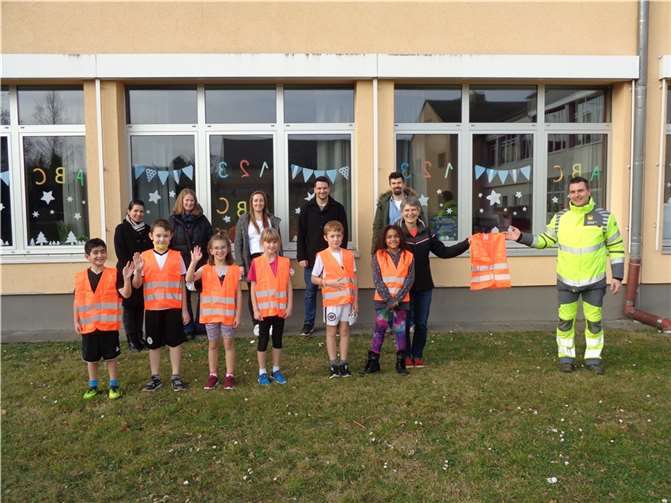 vordere Reihe v.l.n.r.: Namen der Kinder (?), Diana Pretz, Marco Fischbach, hintere Reihe v.l.n.r.: Sabrina Giegling, Sabrina Trimborn, Jenny Welsch, Christian Welsch, Philip Kaiser.Foto: privat