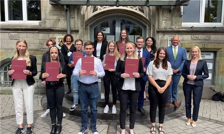 (vordere Reihe von links) Laura Koppe, Kim-Lara Seidelmann, Niklas Hoffmann, Michelle Meschke (alle Kreisinspektoranwärter), Hanna Leonie Fischer (Verwaltungsfachangestellte), Büroleiterin Diana Wonka, (mittlere Reihe von links) Titus Bock (Jahrespraktikant), Justin Scheffen (Kreissekretäranwärter), Eileen Grab, Sebastian Neisius (beide Kreisinspektoranwärter), (hintere Reihe von links) Personalratsvorsitzende Birgit Eisenhuth, Larissa Schmitz (Verwaltungsfachangestellte), Celina Mais (Kreisinspektoranwärterin), Ausbildungsleiterin Nesrin Uslu und Landrat Achim Hallerbach.Foto: Kreisverwaltung