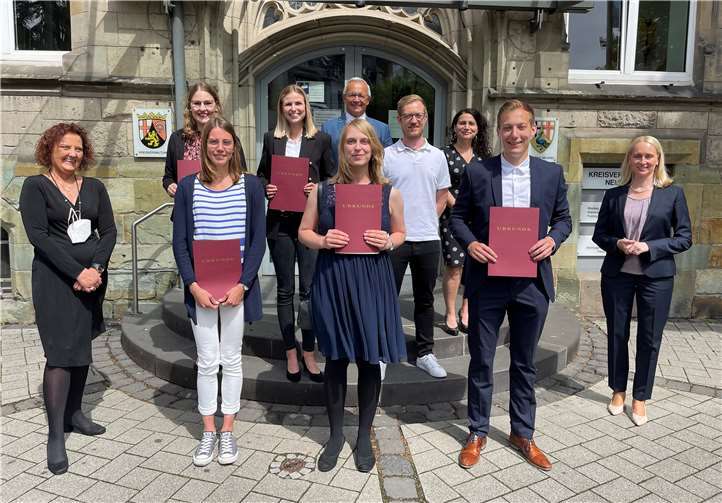 (vordere Reihe von links) Personalratsvorsitzende Birgit Eisenhuth, Denise Waldorf (Kreissekretärin), Kathrin Manderfeld (Kreisinspektorin), Christopher Pfleger (Kreisinspektor), Büroleiterin Diana Wonka, (mittlere Reihe von links) Julia Lorscheid (Kreisinspektorin), Selina Hillen (Kreisinspektorin), Norman Eggert (Verwaltungsfachangestellter), Ausbildungsleiterin Nesrin Uslu und (hinten Mitte) Landrat Achim Hallerbach. Auch dem Foto fehlen Lea Lorscheid und René Touby (beide Kreisinspektoren). Foto: Kreisverwaltung