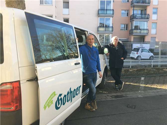 vorne: Andreas Surrey, dahinter rechts: Rainer Schneck  Foto: Mehrgenerationenhaus