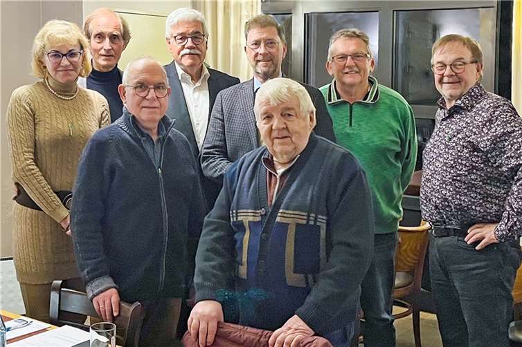 vorne Josef Niethen und Werner Jung, dann von links, Adriana Schneider, Franz-Josef Schneider, Elmar Lersch, Detlef Odenkirchen, Wilfried Scheffler und Harald Monschauer der vorausgegangenen Vorstandssitzung in Remagen.  Foto: Detlef Odenkirchen