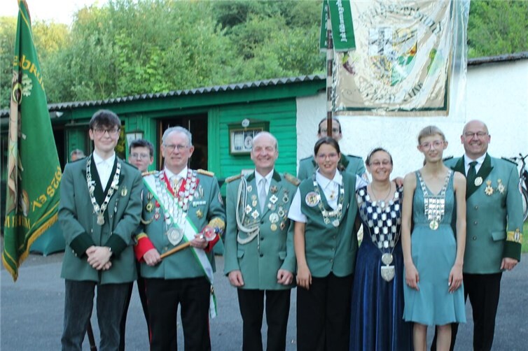 vorne: Jungschützenprinz Phillipp Steins; Schützenkaiser Sigi Belz, Adjudant Rüdiger Heuser, Schülerprinzessin Josy Hostert, Bezirkskönigin Patricia Busa (hist.) Bezirksschülerprinzessin Angelina Dreßen (sport.) Brudermeister Marco SchmiedingHinten: Fahnenjunker Ivonne Gerhartz, Standarte Sascha Gerhartz