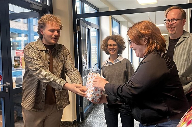 vorne: Romiro Hocke bedankt sich bei Schulleiterin Christa Habscheid für die Möglichkeit des kulturellen Austauschshinten: Anna Gerhold, Markus Pfaff-Merkel