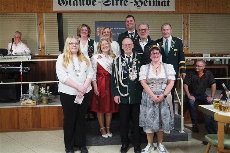 vorne rechts: der Kärlicher Schützenkönig Helmut Schöfferle und seine Königin Ellen Baulig