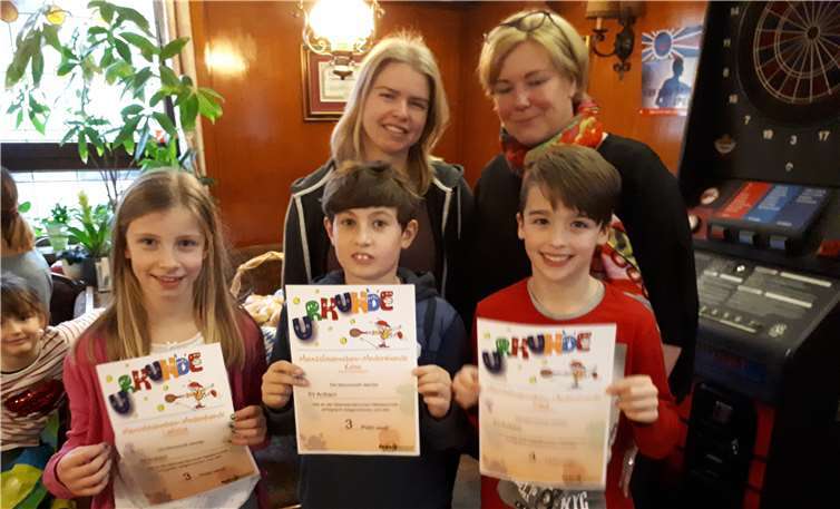 vorne v. links: Larissa Schultz, Keno Wagner und Paul Orthel, hinten Leona Dittrich und Bianca Best.