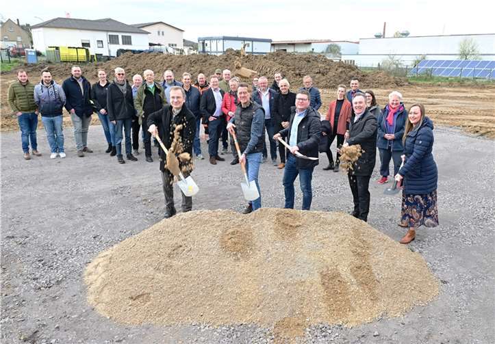 (vorne v.l.) Bürgermeister Andreas Geron, Wolfram Kurz (Technischer Leiter Stadtwerke), Carsten Lohre (Werksleiter Stadtwerke) mit Michael Summerer und Melina Schaar vom Architekturbüro Fischer - Summerer Architekten beim offiziellen Spatenstich für das neue Betriebsgebäude der Sinziger Stadtwerke. Foto: Stadt Sinzig
