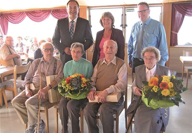 (vorne v.l.) Helmut Meyer, Margot und Heinz Köhler, Therese Schmitz; (hinten v.l.) Bürgermeister Bernd Weidenbach, Bürgermeisterin Christel Ripoll sowie der Erste Ortsbeigeordnete Michael R. Schäfer. privat