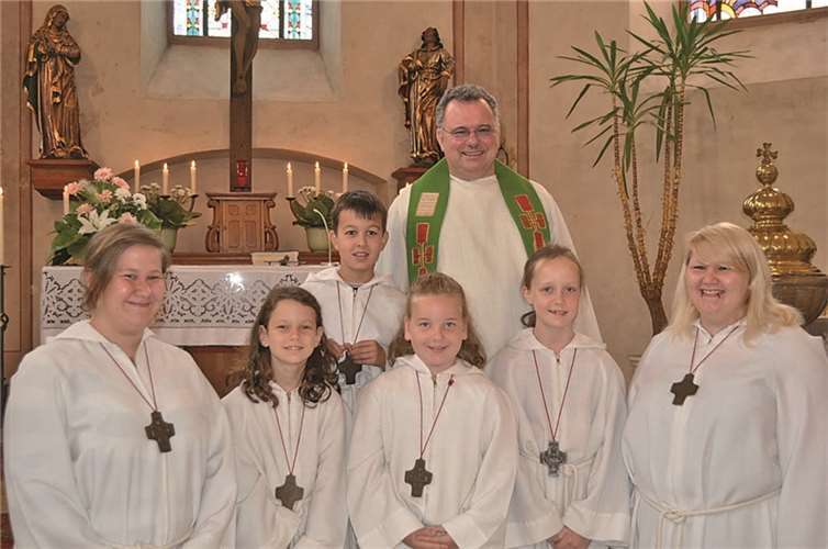 vorne v.l. Jule Grings, Emma Süsterhenn, Lara Wiedemann, Annelie Puth, Messdienerbetreuerin Carola Grings, hinten Luis Kaufmann und Pfarrer Martin Röhrig. Es fehlen Messdiener Melanie Schunk und Küsterin Uschi Vogt.privat