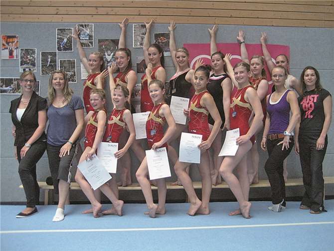 (vorne v.l.) Kampfrichterin Jenny Mürtz, Trainerin Alexandra Gassen, Melanie Jung, Astrid Gläßer, Leonie Heinz, Selin Tahta, Bianca Jung, Trainerin Sabrina Manthei, Trainerin Martina Dietzen, (hinten v.l.) Natalia Kalitschev, Julia Collin, Vlada Sawicow, Marie Heyer, Andrea Schmeckebier, Natalie Altenkamp, Eva Kerb. privat