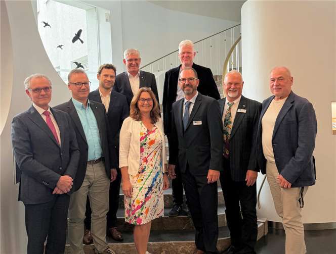 (vorne v.l.) Moritz J. Weig, Wolfgang Mannheim, Mechthild Heil, Andreas Normann, Rolf Löhmar, Werner Kaiser, (hinten v.l.) Christian Hahn, Martin Neudecker, Marco Zieglowski.  Foto: M. Neudecker