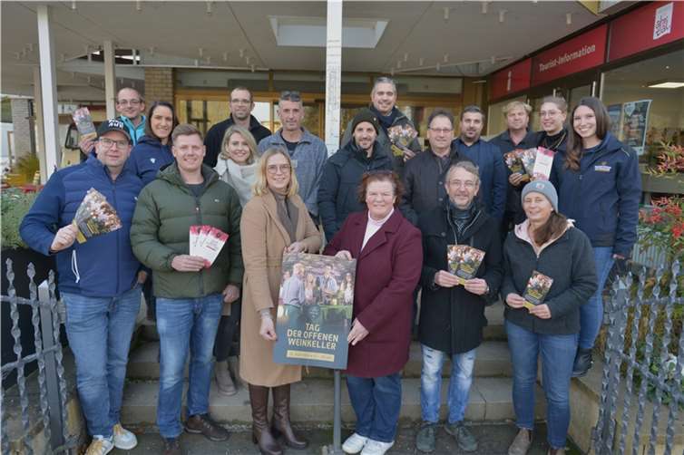 (vorne v.l.) Peter Kriechel, Jan Riske, Carolin Groß (Ahrwein e.V.), Tanja Lingen, Sven Coels, Doris Hein (Weingut Kurth); (Mitte v.l.): Simona Kruse (Burggarten), Katharina Riske, Alexander Weber (Maibachfarm), Adolf Schreiner; (hinten v.l.): Frederick Stark (Weingut Stark-Linden), Christian Bertram, Marc Linden (Weingut Sonnenberg), Vivien Greber (Dagernova), Gianni Kadambande (Brogsitter), Stefan Kurth, Gina Cremer (Ahrwein e.V.), Jule Streich (WG Mayschoß).  Foto: Hans-Jürgen Vollrath