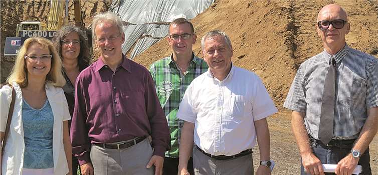 vorne v.l. Schuldezernentin Barbara Schatz-Fischer, Ingenieur Ulrich Schäfer, Landrat Manfred Schnur, Schulleiter Heinz-Jürgen Leusch, hinten Helga Jacobs und Markus Lenzen vom Fachbereich Schulen und Kultur.privat