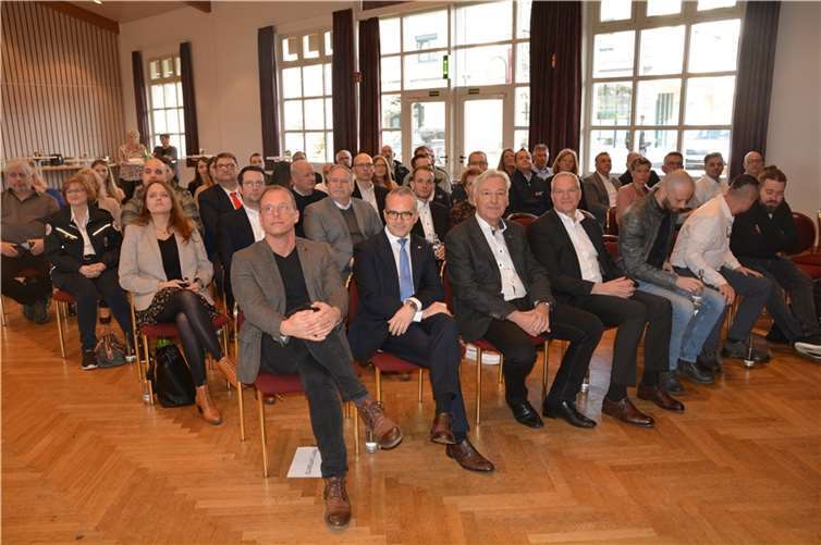 (vorne v.l.) VG-Bürgermeister Jörg Lempertz, Manuel Gonzalez (Vorstand DRK Landesverband), Bernhard Schneider (Geschäftsführer DRK Kreisverband Mayen-Koblenz) und Martin Maser (Geschäftsführer DRK-Mittelrhein gGmbH, DRK-Kreisverband Koblenz e.V. und DRK-Kreisverband Rhein-Lahn e.V.)