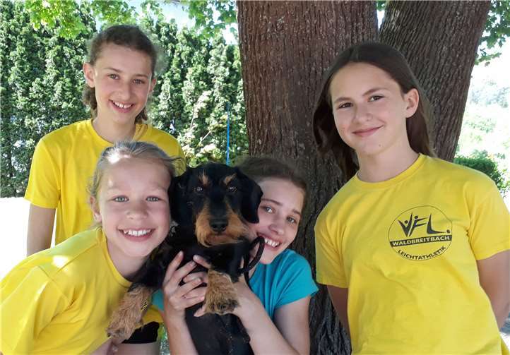 vorne (v.li.): Celina Medinger, Jule Kresin, Paula Genne, hinten: Lea Over.Privat