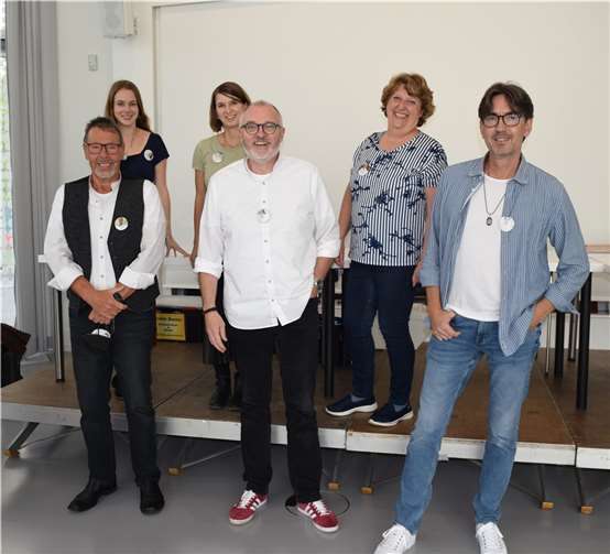 Autor*innen gaben Einblicke in ihren Schreiballtag vorne, von links nach rechts: Dieter Aurass, Andreas J. Schulte, Frank Bresching, hinten, von links nach rechts: Alessandra Reß, Katharina Göbel, Gabriele Keiser. Foto: Stadt Koblenz