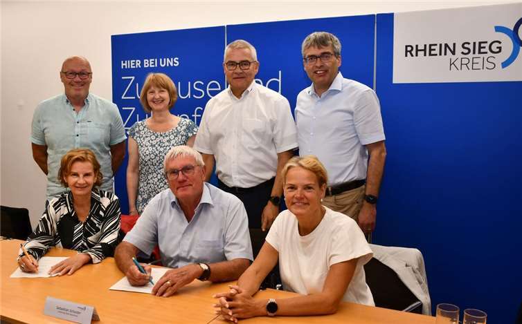 (vorne v.r.) Ursula Thiel, Dezernentin für Soziales, Gesundheit, Versorgung und Kommunale Integration. Landrat Sebastian Schuster, Barbara König, Geschäftsführerin der Arbeiterwohlfahrt Bonn/Rhein-Sieg e. V., (hinteren v.r.) Reiner Mathes, Der Paritätische Kreisgruppe Rhein-Sieg, Kreisgruppengeschäftsführer, Frank Malotki, DRK-Kreisverband Rhein-Sieg e. V., geschäftsführender Vorstand, Almut van Niekerk, Superintendentin Evangelischer Kirchenkreis An Sieg und Rhein, Harald Klippel, Caritasverband Rhein-Sieg e. V., geschäftsführender Vorstand.  Foto: Rhein-Sieg-Kreis