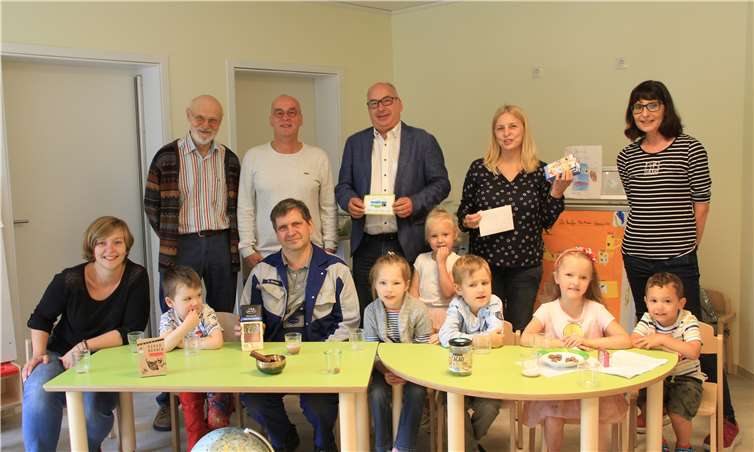 (vo.v.li.) Nina Jansen (Erzieherin), Olcan, Rüdiger Glodek, Emma, Lena, Ivan, Daniela, Jordan. (hi.v.li.) Gerth Stecher, Berny Abt, Frank Ackermann, Petra Seifert, Christina Abt.Fotos: MFU