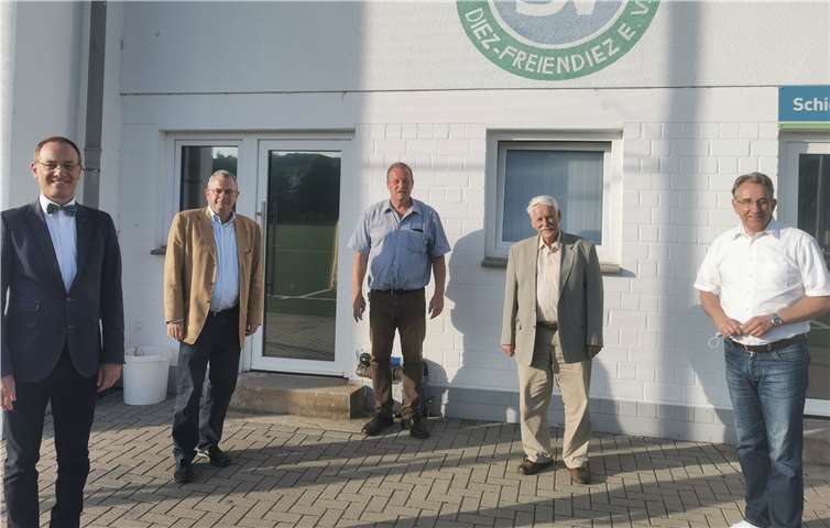 (v.r.) CDU Kreis- und Fraktionsvorsitzender Matthias Lammert (MdL), Walter Desch, Präsident des Fußballverbandes Rheinland, Axel Fickeis, Vorsitzender des Sportvereins SV Diez-Freiendiez, Dr. Andreas Nick (MdB) und Günter Groß, stv. CDU Kreisfraktionsvorsitzender. Foto: CDU Rhein-Lahn