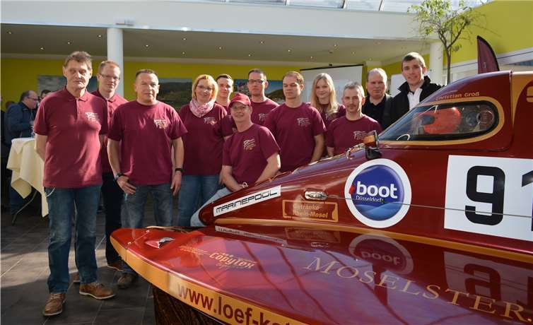 (v.r.) Christian Groß (Fahrer), Thomas Groß (Team-Manager), Andreas Scheel, Alina Junghans, Jan Weber und Christian Fuchs (Mechaniker), Mark Schwebler (Radio Man), Tim Breitbach, Petra Groß, Rudi Weirich (Teamkoch), Martin Krämer und Raimund Fisslake vom Powerboat Racingteam Moselstern aus Löf. Fotos: CF