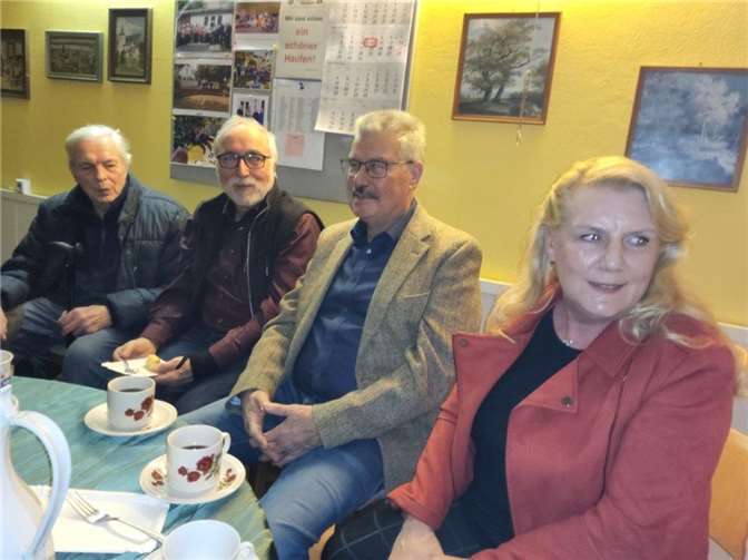 (v.r.) Claudia Marbach-Mais, Bürgermeisterkandidatin, Bürgermeister Hans Peter Ammel, Dr. Bernhardt Glutting und Hans Dernbach.  Foto: privat