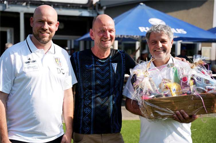 (v.r.): Dennis Czermak (Öffentlichkeitsarbeit), Carsten Liersch und Martin Fuchs (Vorstand Abt. Fußball des SV Eintracht Mendig 1888 e.V.). Foto: privat