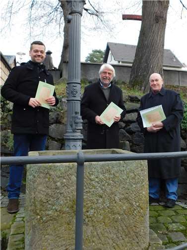v.r.: Dr. Walter Josef Dick (Autor), Willi-Josef Wild (Autor), Daniel Südhof (Vorsitzender Lüftelberger Dorfgemeinschaft. Foto: privat