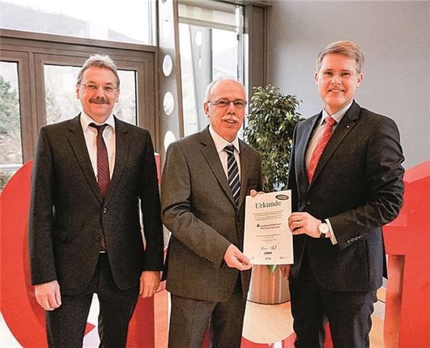 v.r. Eric Westerheide, Vorstand Sparkasse Mittelmosel - Eifel Mosel Hunsrück, Bernd Herrmann, LBBW, und Rainer Plein, Sparkasse, bei der Urkundenübergabe. privat