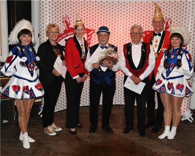 (v.r.) Gardemädel Maren Kloczeck, Günter Groß, Gerhard Klatt, Albert Jäger, Anna Sauer, Dorothee Steffens und Gardemädel Sarah Jaeger.