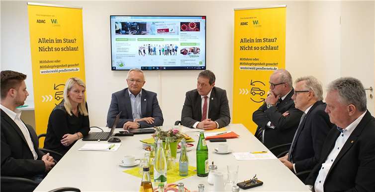 v.r.: Herbert Fuss, Leiter der Abteilung Verkehr und Technik beim ADAC Mittelrhein, Dr.Ing. Klaus Manns, Vorsitzender ADAC Mittelrhein, Dr. Peter Endres, Landrat AK, Achim Schwickert, Landrat WW, Achim Hallerbach, Landrat NR, Sandra Köster, Vorständin Wir Westerwälder, Marvin Kraus WfG Westerwaldkreis mbH. Foto: Schwenk