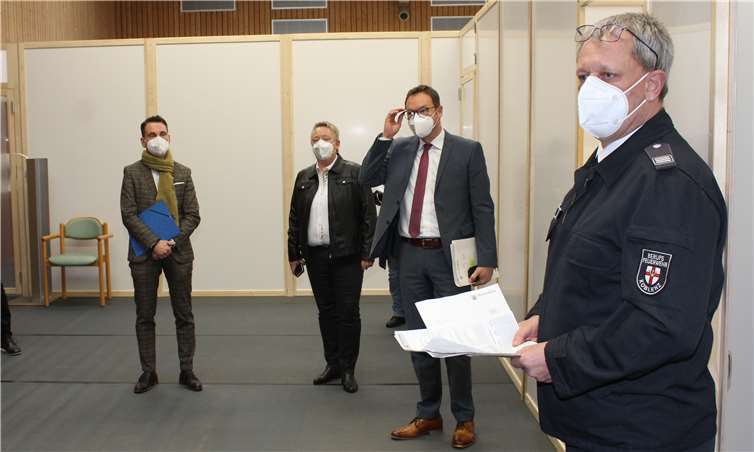 v.r.: Impfzentrumskoordinator Kullak erläutert Staatssekretär Wilhelm, Bürgermeisterin Mohrs und OB Langner den detaillierten Ablauf des Impfprozesses.Foto: Stadt Koblenz