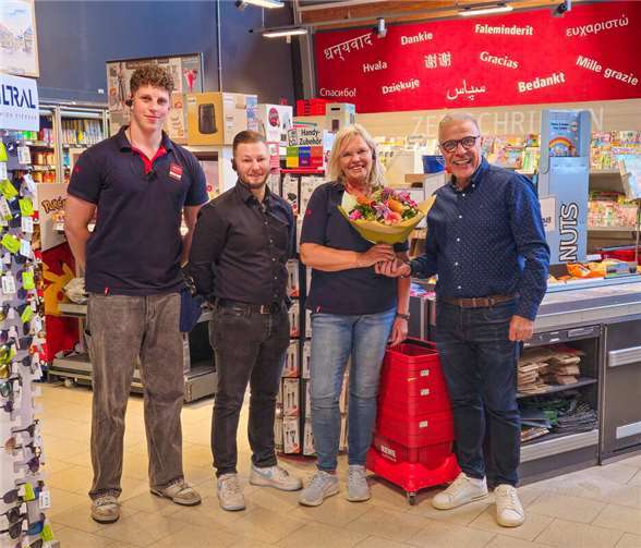 (v.r.) Inhaber Parviz Azhari gratulierte Ulrike Kühn-Medelnik zusammen mit Daniel Sell und Rafael Vilz vom Team Marktleitung zum 25-jähirgen Dienstjubiläum.  Foto: Parviz Azhari
