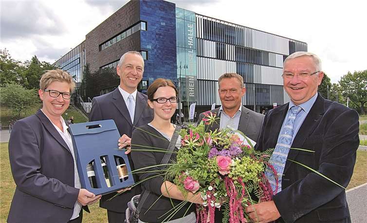 (v.r.) Koblenzer Oberbürgermeister Prof. Dr. Joachim Hofmann-Göttig, Andreas Bilo, Geschäftsführer der Koblenz-Touristik, die 250.000ste Besucherin der Rhein-Mosel-Halle, Jessica Port, Leiter von Koblenz-Kongress Raimund Lehmkühler sowie Carin Schneider, Projektleiterin bei Koblenz-Kongress.  Privat