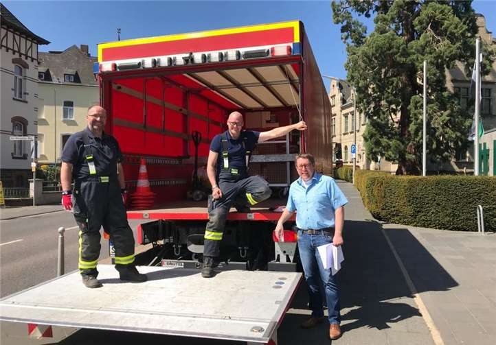 (v.r.): Kreisfeuerwehrinspekteur Michael Zimmermann mit Tim Kunkel und Axel Polsch von der Freiwilligen Feuerwehr Sinzig. Foto: Freiwillige Feuerwehr Sinzig