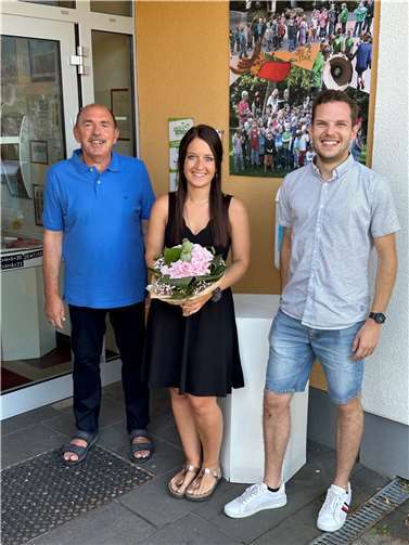 (v.r.) Lukas Ellerich (Ortsbürgermeister Thür), Lena Sander-Traubenkraut (Neue Leiterin der Kita Thür) und Rainer Hilger.  Foto: VG-Verwaltung Mendig/Pauly