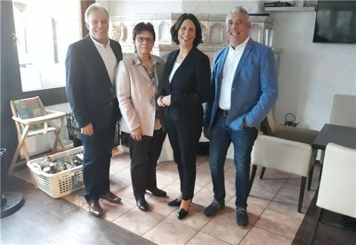 v.r.: Obermeister Ralf Winn, Staatsekretärin Daniela Schmitt, Hauptgeschäftsführerin Elisabeth Schubert, Präsident der Handwerkskammer Koblenz Kurt Krautscheid. Foto: Dachdecker-Innung des Kreises Neuwied