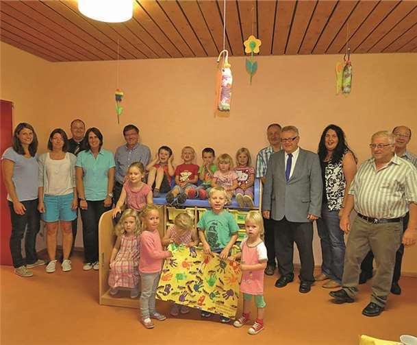 v.r. Ortsbürgermeister Matthias Schüller, Ortsbürgermeister Alois Schneider, KiTa-Leiterin Elisabeth Schuck, Präsident des Rotary Club Adenau Dr. Manfred Kürsch, Ortsbürgermeister Heinz Stollenwerk, die Kinder der KiTa Antweiler, Ortsbürgermeister Wolfgang Heinisch, Beigeordnete Melanie Ulrich, Bürgermeister Guido Nisius sowie die Erzieherinnen Beate Wagner und Monika Hoffmann.privat