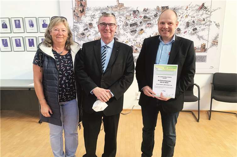 (v.r.) Ortsbürgermeister Stefan Zepp, Landrat Dr. Alexander Saftig und Monika Bühler.  Foto: FRE